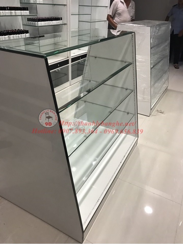 Thanh lý tủ trưng bày giữa phòng mã số 645